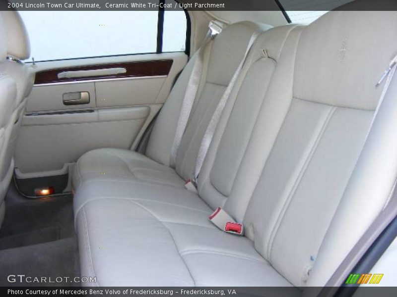 Ceramic White Tri-Coat / Light Parchment 2004 Lincoln Town Car Ultimate
