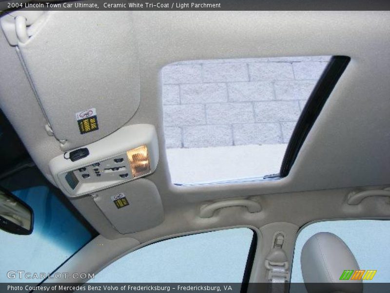 Ceramic White Tri-Coat / Light Parchment 2004 Lincoln Town Car Ultimate