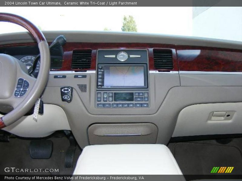 Ceramic White Tri-Coat / Light Parchment 2004 Lincoln Town Car Ultimate