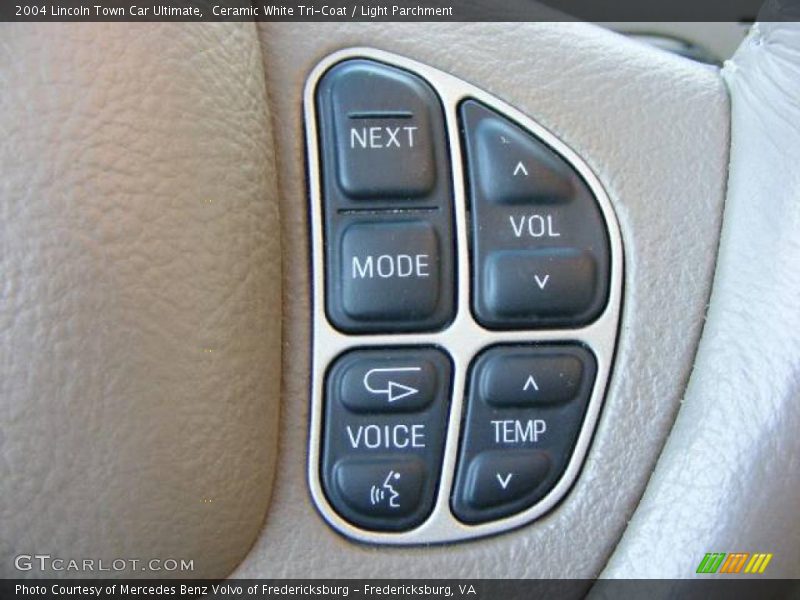 Ceramic White Tri-Coat / Light Parchment 2004 Lincoln Town Car Ultimate