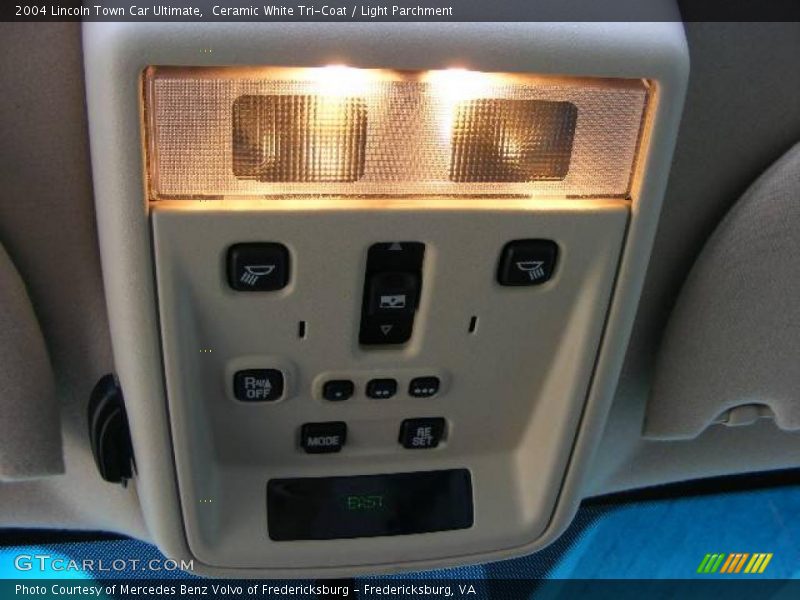 Ceramic White Tri-Coat / Light Parchment 2004 Lincoln Town Car Ultimate