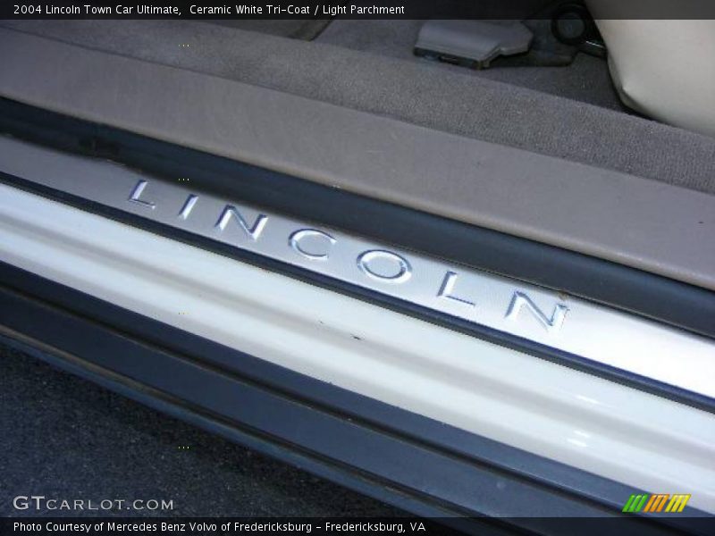 Ceramic White Tri-Coat / Light Parchment 2004 Lincoln Town Car Ultimate