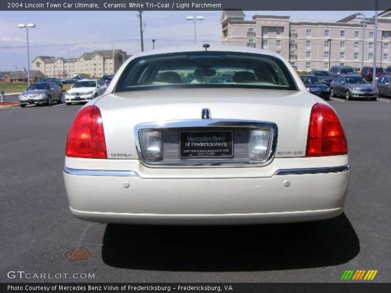 Ceramic White Tri-Coat / Light Parchment 2004 Lincoln Town Car Ultimate