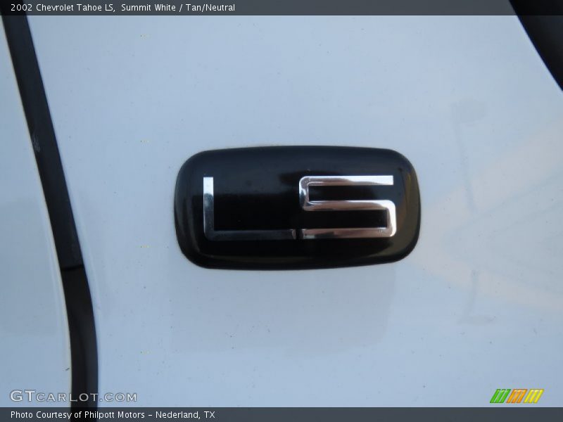 Summit White / Tan/Neutral 2002 Chevrolet Tahoe LS