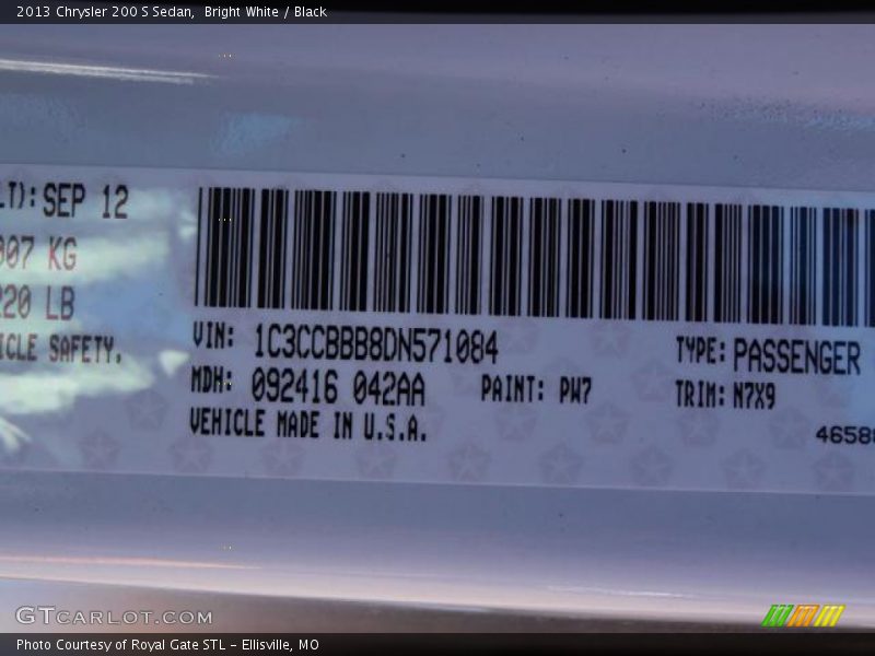 Bright White / Black 2013 Chrysler 200 S Sedan