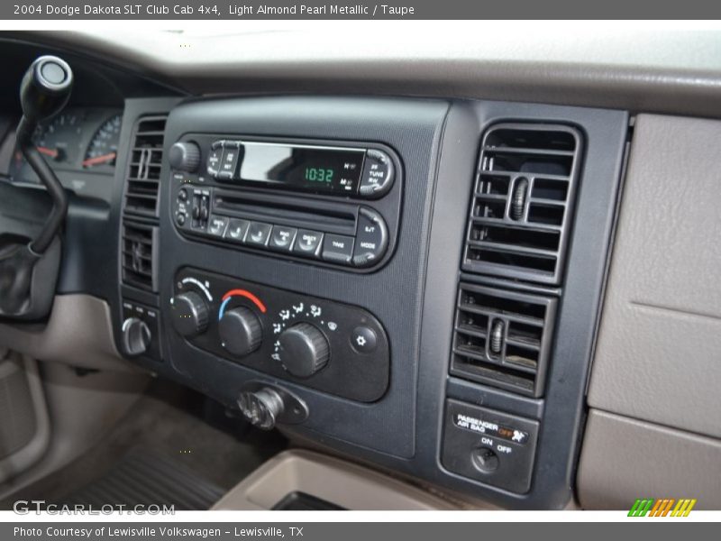 Light Almond Pearl Metallic / Taupe 2004 Dodge Dakota SLT Club Cab 4x4