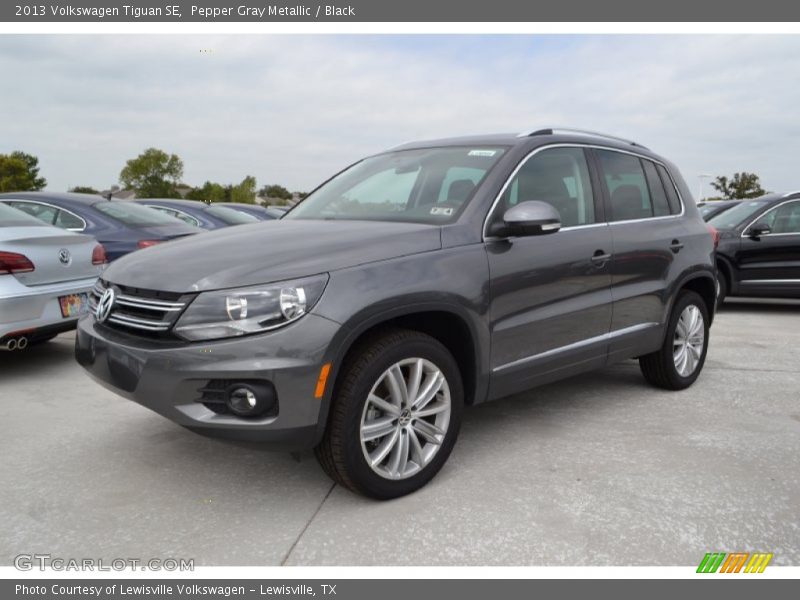Pepper Gray Metallic / Black 2013 Volkswagen Tiguan SE