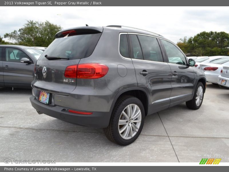 Pepper Gray Metallic / Black 2013 Volkswagen Tiguan SE