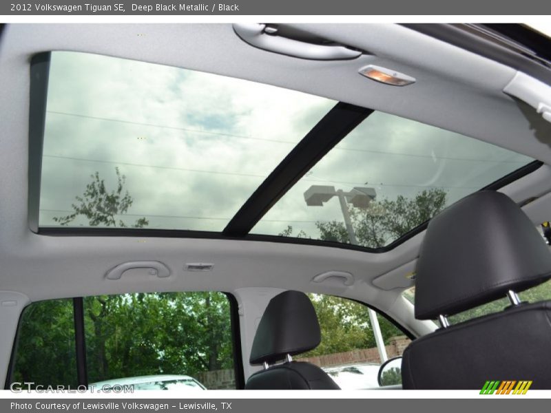 Deep Black Metallic / Black 2012 Volkswagen Tiguan SE