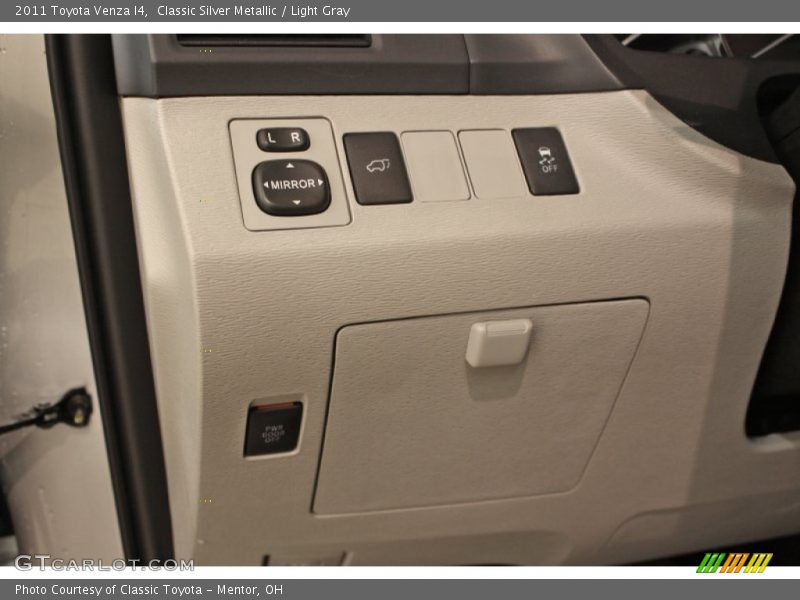 Classic Silver Metallic / Light Gray 2011 Toyota Venza I4
