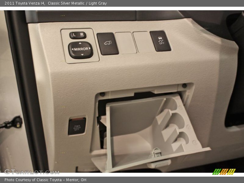 Classic Silver Metallic / Light Gray 2011 Toyota Venza I4