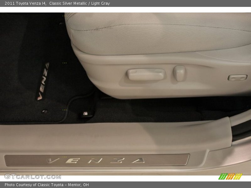 Classic Silver Metallic / Light Gray 2011 Toyota Venza I4