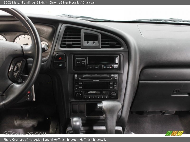 Chrome Silver Metallic / Charcoal 2002 Nissan Pathfinder SE 4x4