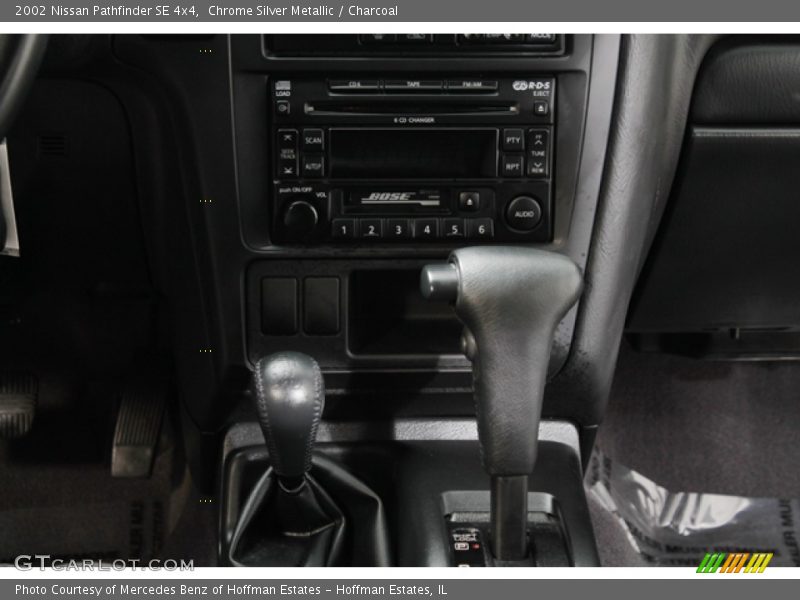 Chrome Silver Metallic / Charcoal 2002 Nissan Pathfinder SE 4x4