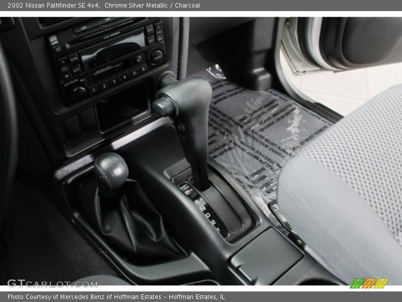 Chrome Silver Metallic / Charcoal 2002 Nissan Pathfinder SE 4x4