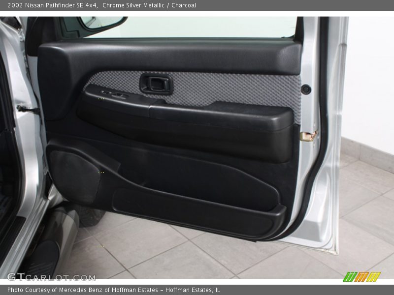 Chrome Silver Metallic / Charcoal 2002 Nissan Pathfinder SE 4x4