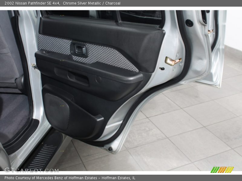 Chrome Silver Metallic / Charcoal 2002 Nissan Pathfinder SE 4x4
