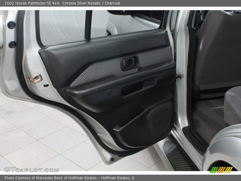 Chrome Silver Metallic / Charcoal 2002 Nissan Pathfinder SE 4x4