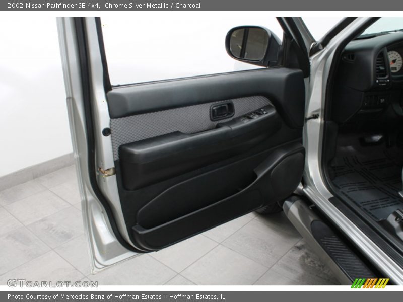 Chrome Silver Metallic / Charcoal 2002 Nissan Pathfinder SE 4x4