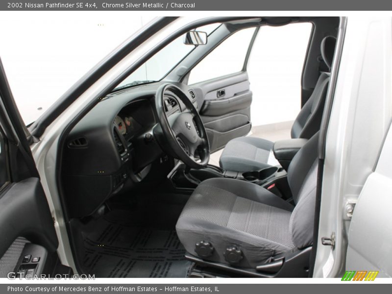 Chrome Silver Metallic / Charcoal 2002 Nissan Pathfinder SE 4x4