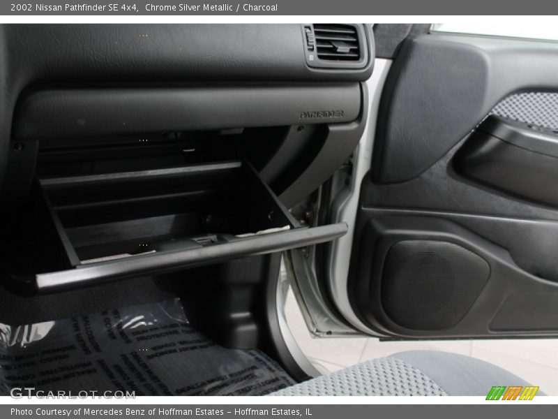 Chrome Silver Metallic / Charcoal 2002 Nissan Pathfinder SE 4x4