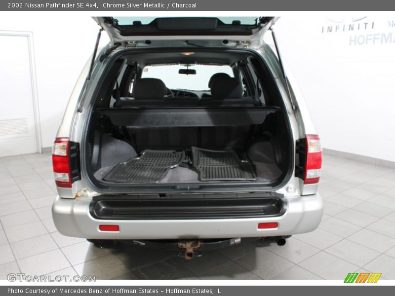 Chrome Silver Metallic / Charcoal 2002 Nissan Pathfinder SE 4x4