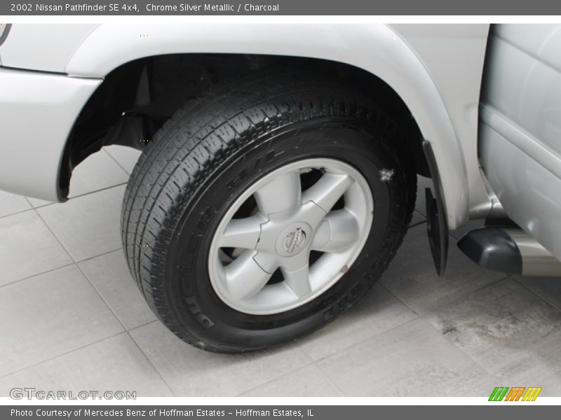 Chrome Silver Metallic / Charcoal 2002 Nissan Pathfinder SE 4x4