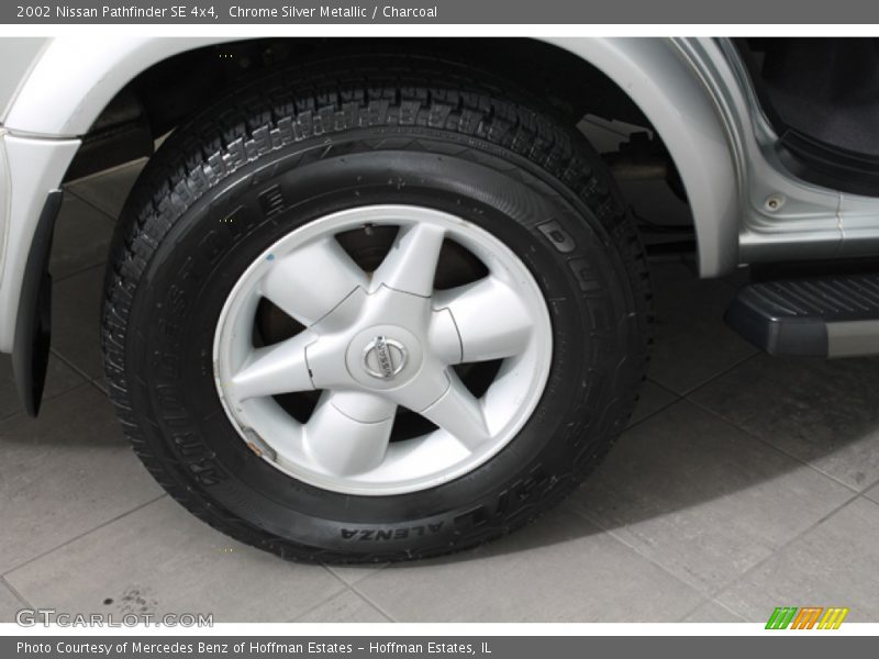Chrome Silver Metallic / Charcoal 2002 Nissan Pathfinder SE 4x4