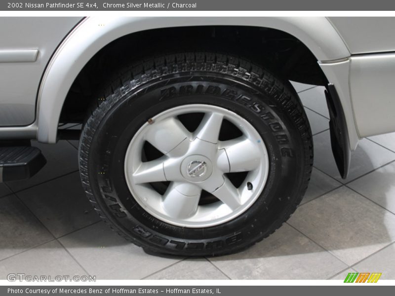 Chrome Silver Metallic / Charcoal 2002 Nissan Pathfinder SE 4x4