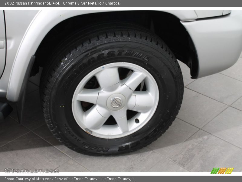 Chrome Silver Metallic / Charcoal 2002 Nissan Pathfinder SE 4x4