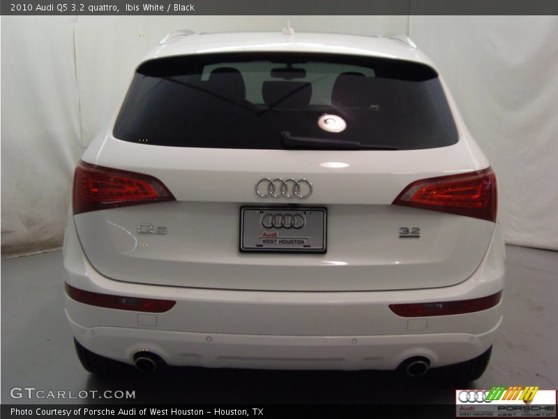 Ibis White / Black 2010 Audi Q5 3.2 quattro