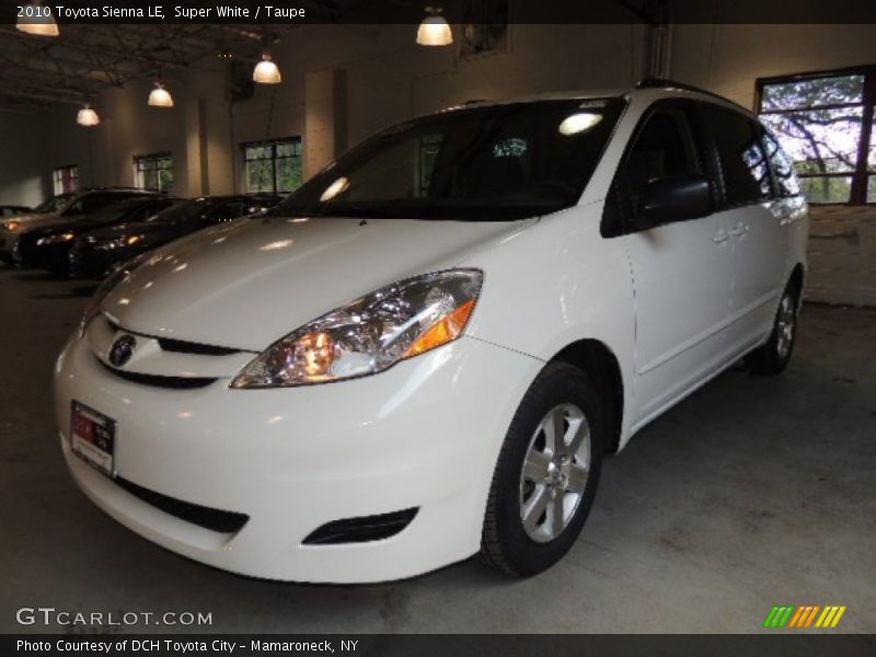 Super White / Taupe 2010 Toyota Sienna LE