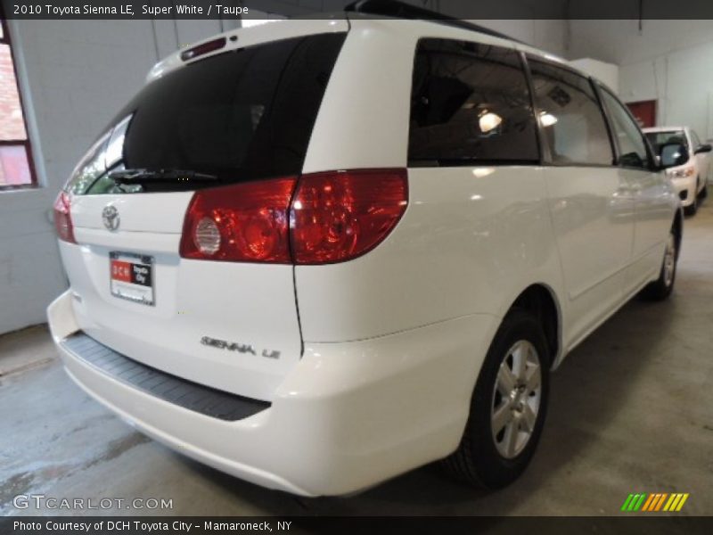Super White / Taupe 2010 Toyota Sienna LE