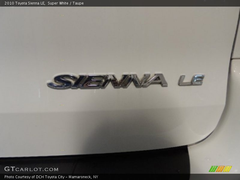 Super White / Taupe 2010 Toyota Sienna LE