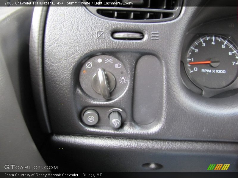 Summit White / Light Cashmere/Ebony 2005 Chevrolet TrailBlazer LS 4x4