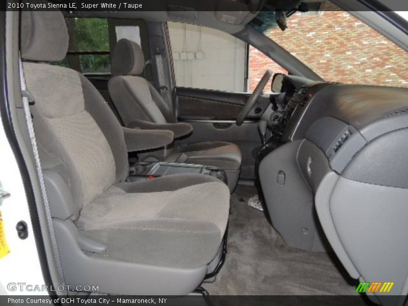 Super White / Taupe 2010 Toyota Sienna LE