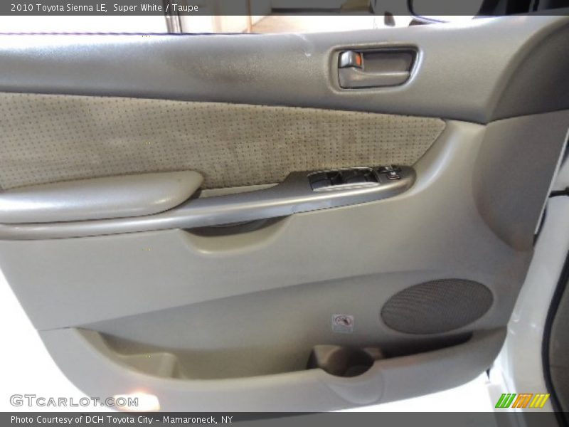 Super White / Taupe 2010 Toyota Sienna LE
