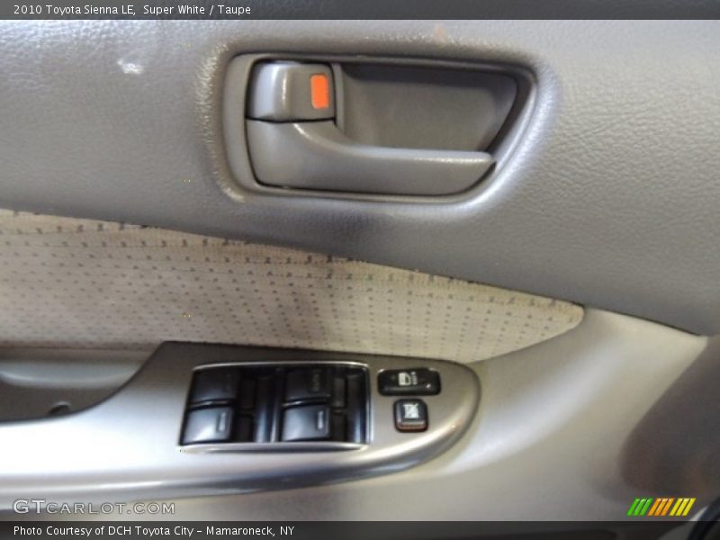 Super White / Taupe 2010 Toyota Sienna LE