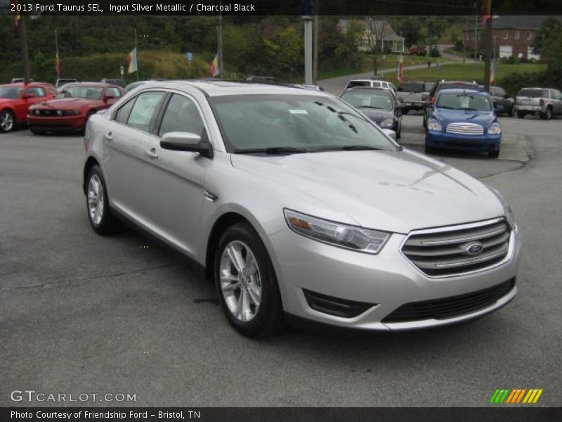 Front 3/4 View of 2013 Taurus SEL