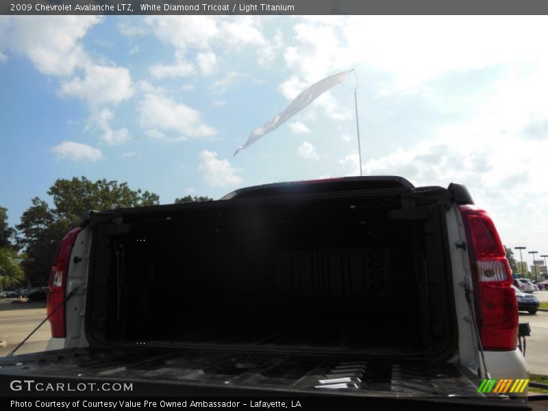 White Diamond Tricoat / Light Titanium 2009 Chevrolet Avalanche LTZ
