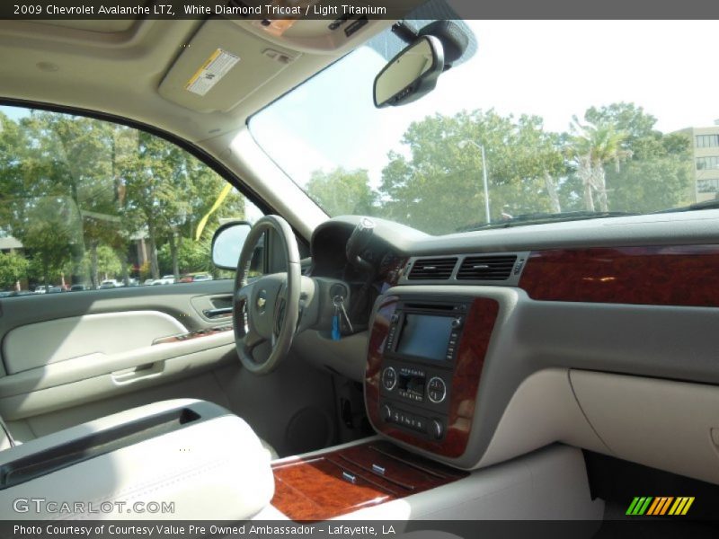 White Diamond Tricoat / Light Titanium 2009 Chevrolet Avalanche LTZ