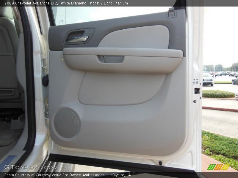 White Diamond Tricoat / Light Titanium 2009 Chevrolet Avalanche LTZ
