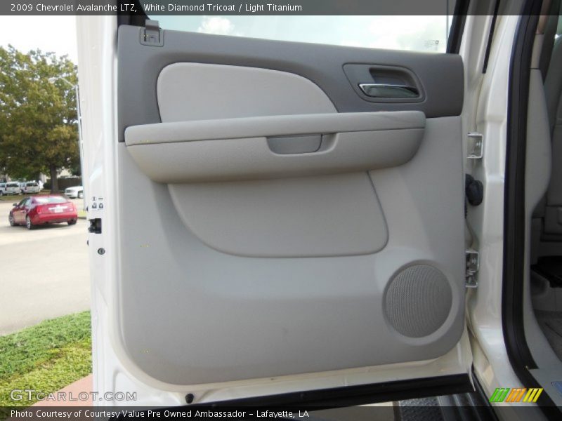 White Diamond Tricoat / Light Titanium 2009 Chevrolet Avalanche LTZ