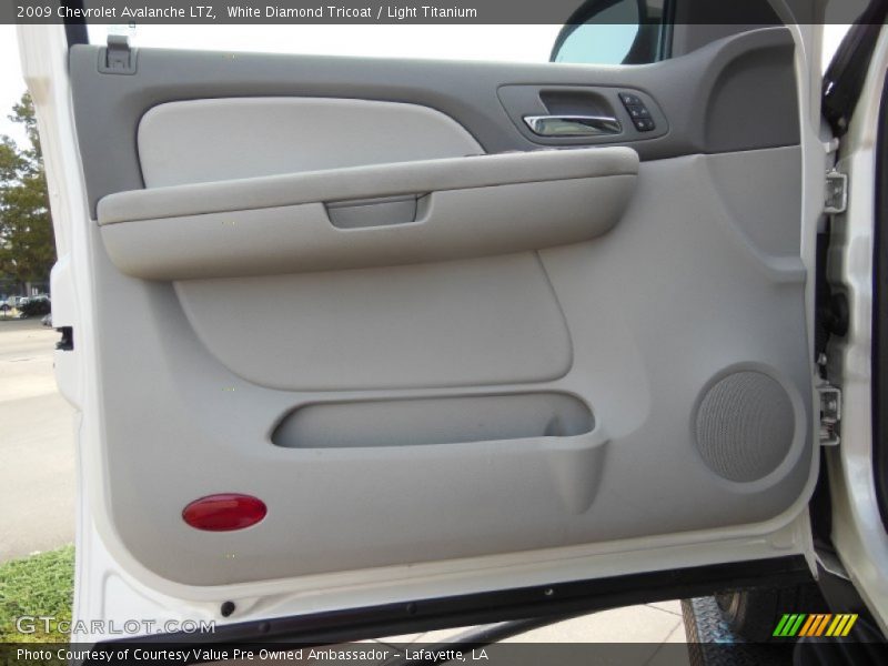 White Diamond Tricoat / Light Titanium 2009 Chevrolet Avalanche LTZ