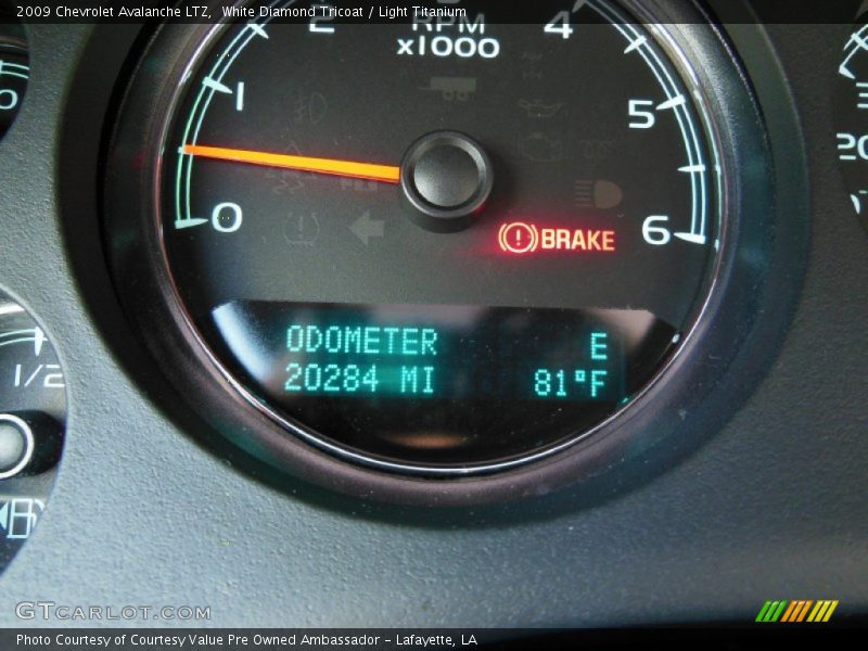 White Diamond Tricoat / Light Titanium 2009 Chevrolet Avalanche LTZ