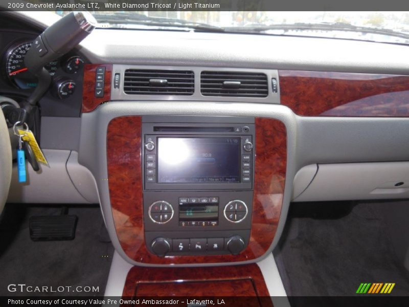 White Diamond Tricoat / Light Titanium 2009 Chevrolet Avalanche LTZ