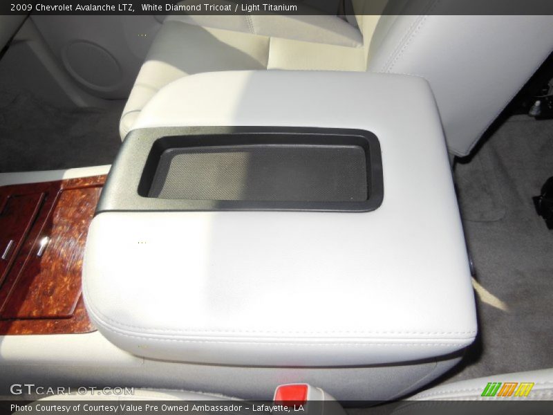 White Diamond Tricoat / Light Titanium 2009 Chevrolet Avalanche LTZ