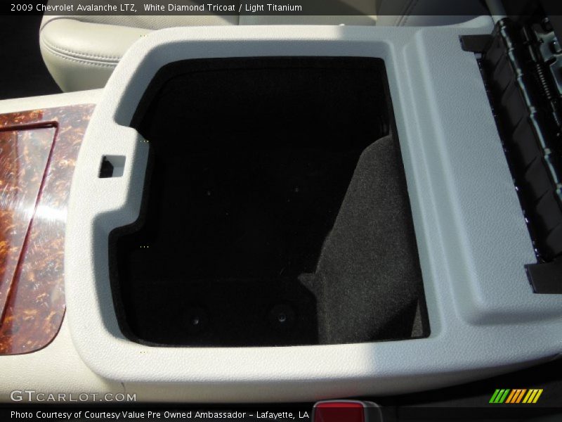White Diamond Tricoat / Light Titanium 2009 Chevrolet Avalanche LTZ