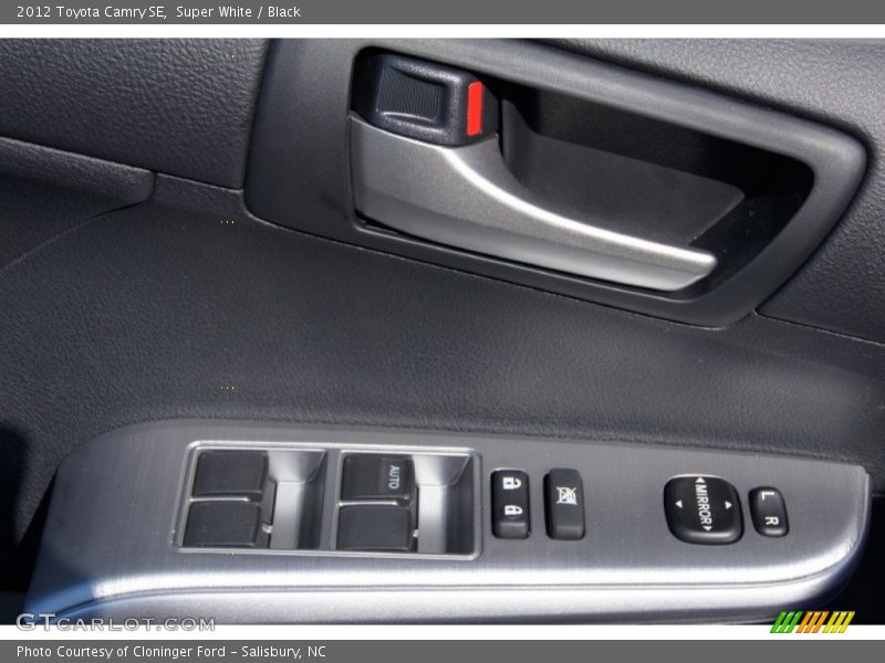Super White / Black 2012 Toyota Camry SE