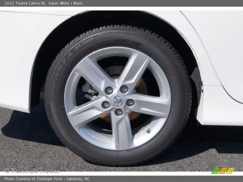 Super White / Black 2012 Toyota Camry SE